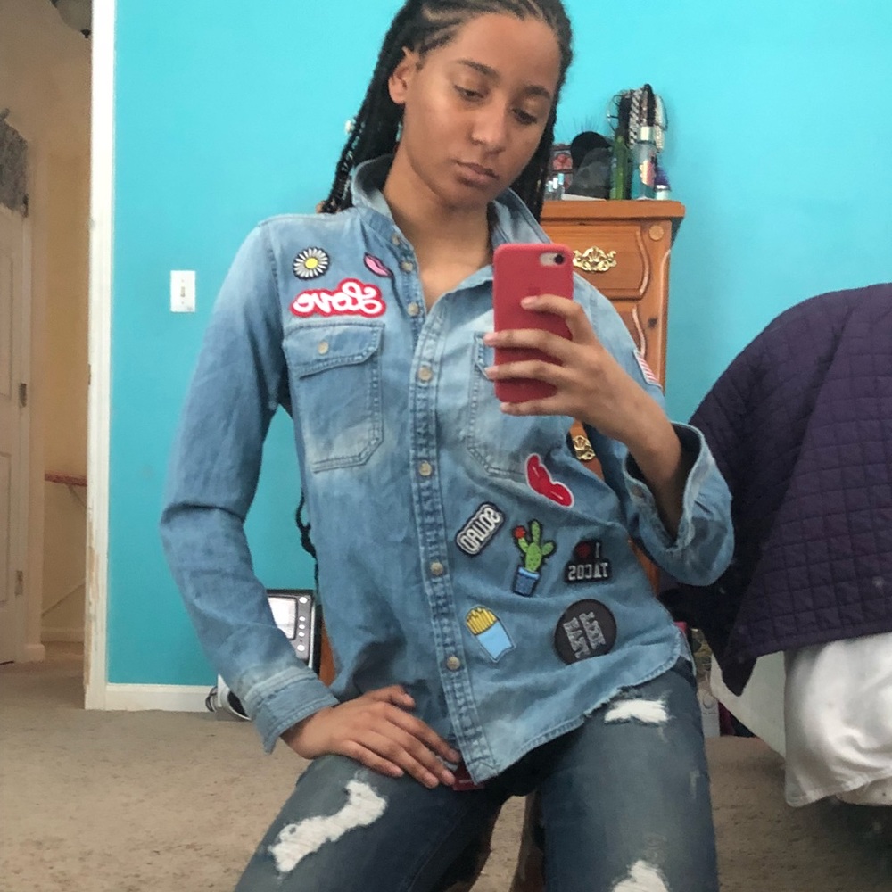 DISTRESSED PATCHED JEAN SHIRT